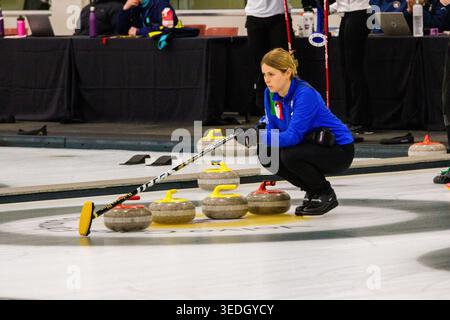 Edmonton, Canada. 05 mai 2026. L'italienne Allegra Grande fixe la ligne pour son partenaire Cesare Spiller avec la 1ère et la 2ème pierre dans le premier tour du Championnat du monde junior de curling double mixte. Après le premier tour, le Canada et les États-Unis ont tous deux remporté leurs matchs, l'Angleterre a perdu contre le Canada (1-10), les États-Unis ont battu Hong Kong-Chine (19-1) et les champions en titre l'Italie a perdu contre la Tchéquie (5-6) (photo de Ron Palmer/SOPA images/Sipa USA) crédit : Sipa USA/Alamy Live News Banque D'Images
