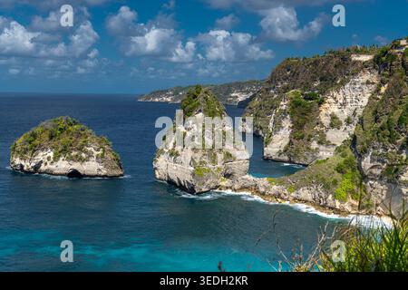 Vue imprenable sur la plage du Diamant baignée par une mer turquoise lors d'un beau lever de soleil. Plage du diamant est un sable blanc, bleu soyeux et wate Banque D'Images