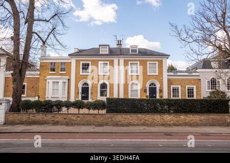 LONDRES - 25 MARS 2026 : CASTELNAU ROAD BARNES SW13 - Grande maison de briques jaunes rue résidentielle Banque D'Images