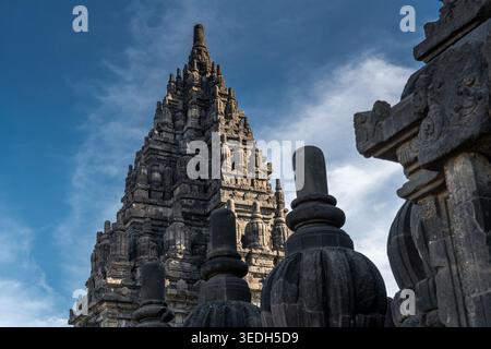 Temple de Prambanan à Yogyakarta indonésie. Patrimoine mondial de l'UNESCO en Indonésie. le plus grand temple hindou, ciel bleu, espace copie. Banque D'Images