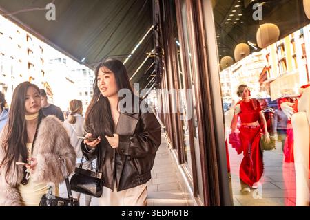 LONDRES - 18 MARS 2026 : KNIGHTSBRIDGE - les jeunes femmes asiatiques achètent devant Harrods Brompton Road Banque D'Images