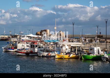 Petits bateaux de pêche amarrés dans le port de Paphos, Chypre Banque D'Images