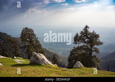 Une vue panoramique de la chaîne de montagnes de l'Himalaya depuis une crête herbeuse à Triund, Mcleodganj, Himachal Pradesh, Inde. Banque D'Images
