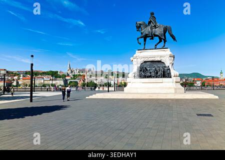 La statue équestre du comte Gyula Andrássy se dresse à Budapest. Les gens marchent à proximité par une journée ensoleillée, profitant de la vue. Banque D'Images