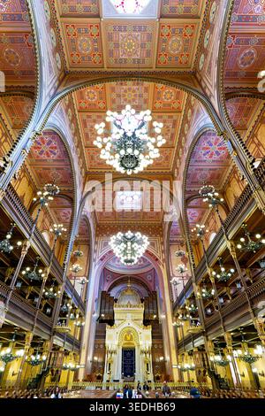 À l'intérieur de la synagogue de la rue Dohany, l'architecture montre de hauts plafonds, de grands lustres et des dessins détaillés. Banque D'Images