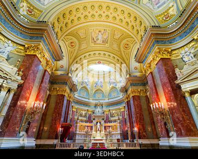 Les visiteurs explorent l'intérieur de la basilique d'Étienne à Budapest, en admirant les œuvres d'art et l'architecture pendant la journée. Banque D'Images