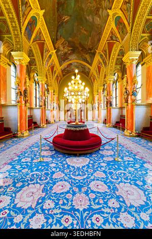 Les visiteurs peuvent admirer l'intérieur grandiose du Parlement hongrois à Budapest. L'espace présente des détails ornés et un éclairage élégant sur l'affichage. Banque D'Images