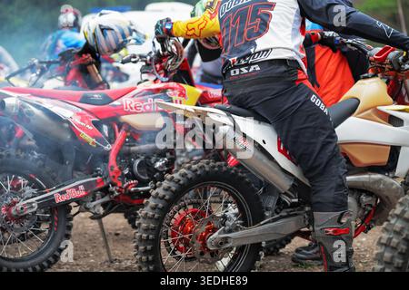 Vladikavkaz, Russie - 18 avril 2026 : gros plan sur les motos enduro professionnelles et les pilotes lors d'une compétition sportive. Groupe de motocross a Banque D'Images
