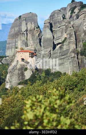 Monastère de Rousanou construit sur une falaise de grès verticale, formations rocheuses des Météores, Kalabaka, région de Thessalie, Grèce, Europe. Banque D'Images