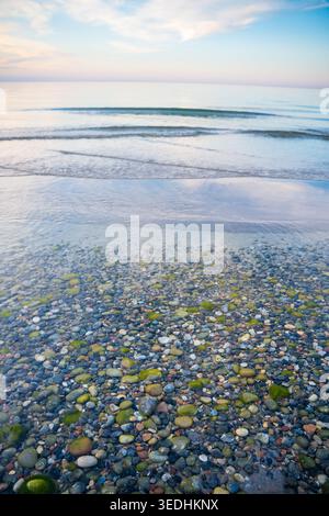 Eau de mer transparente avec des pierres colorées sur la plage de l'île de Ruegen en Allemagne. Nature, littoral et environnement propre de la mer Baltique Banque D'Images