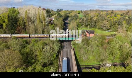 Pont traversant le train à vapeur près de Bridgnorth pendant le gala à vapeur du printemps 2026 du chemin de fer de Severn Valley Banque D'Images