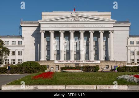Personne marche devant le bâtiment principal de l'Université fédérale de l'Oural nommé d'après Boris Eltsine (UrFU) à Ekaterinbourg, en Russie Banque D'Images