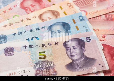 Beaucoup de billets de banque chinois différents en yuan. Billets de banque chinois Yuan renminbi en monnaie papier comme arrière-plan. Banque D'Images