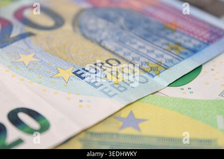 La vue rapprochée montre deux billets en euros empilés. Les billets de banque présentent des motifs et des symboles colorés. L'image met en évidence la devise utilisée en soi Banque D'Images