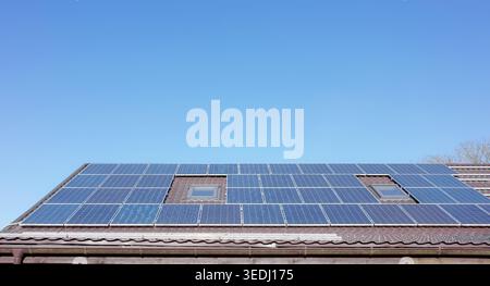 Panneaux photovoltaïques sur le toit d'une maison. Banque D'Images
