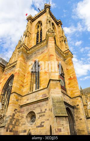 Tour de la cathédrale historique de Saint Martin à Colmar, France Banque D'Images