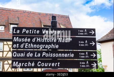 Panneau touristique dans la vieille ville historique de Colmar, France Banque D'Images