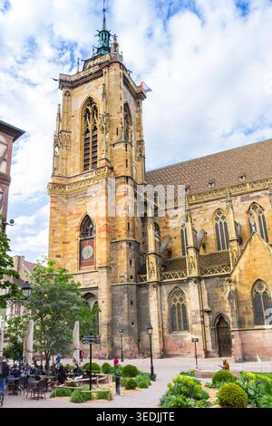 Tour de la cathédrale historique de Saint Martin à Colmar, France Banque D'Images