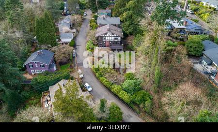 Vue aérienne du quartier Northwest Imperial Terrace avec des maisons résidentielles nichées au milieu d'arbres verdoyants et de rues sinueuses Portland, O. Banque D'Images