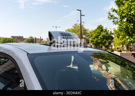 Gros plan d'un taxi parisien garé dans le 1er arrondissement de Paris Banque D'Images