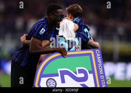 Marcus Thuram du FC Internazionale (l) célèbre la victoire du championnat italien de Serie A avec Federico Dimarco (C) et Nicolo Barella (l) du FC Internazionale à la fin du match de Serie A entre le FC Internazionale et Parma Calcio au Stadio Giuseppe Meazza le 3 mai 2026 à Milan en Italie . Banque D'Images