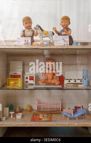Collection de jouets vintage portugais, y compris des poupées et des meubles exposés au musée du jouet Museu do Brincar à Vagos, Portugal, Europe Banque D'Images