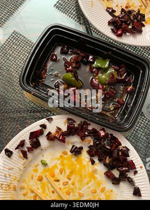 Repas de livraison chinois avec beaucoup trop de piments secs, 2026, New York City, USA Banque D'Images