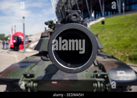 Un char M1A2 SEPV3 ABRAMS est présenté lors de la conférence Defence24 Days au stade PGE Narodowy. Defence24 jours d'exposition d'équipements et de véhicules militaires, ainsi que des conférences au stade PGE Narodowy ont eu lieu du 6 au 7 mai 2026. Cet événement est la plus grande conférence d'Europe centrale et orientale consacrée à la défense et à la sécurité. Elle est accompagnée de la 2e exposition des forces armées polonaises et de l'industrie de la défense, qui présente la modernisation rapide de l'armée polonaise et les innovations en matière de défense intérieure en réponse aux défis de sécurité sur le flanc est de l'OTAN. Banque D'Images