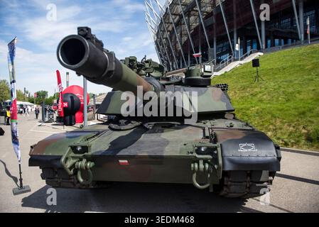 Un char M1A2 SEPV3 ABRAMS est présenté lors de la conférence Defence24 Days au stade PGE Narodowy. Defence24 jours d'exposition d'équipements et de véhicules militaires, ainsi que des conférences au stade PGE Narodowy ont eu lieu du 6 au 7 mai 2026. Cet événement est la plus grande conférence d'Europe centrale et orientale consacrée à la défense et à la sécurité. Elle est accompagnée de la 2e exposition des forces armées polonaises et de l'industrie de la défense, qui présente la modernisation rapide de l'armée polonaise et les innovations en matière de défense intérieure en réponse aux défis de sécurité sur le flanc est de l'OTAN. Banque D'Images