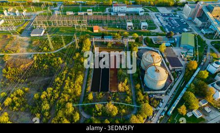 Vue aérienne des objets d'infrastructure de Malesice comprenant une sous-station électrique, des réservoirs de stockage et des bassins d'eau entourés de verdure à Hlavni me Banque D'Images