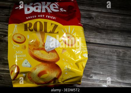 Le Caire, Egypte, avril 28 2026 : un sac de saveur Bake Rolz Mix Cheese, une collation croquante à base de rouleaux de blé grillé, ces collations sont spécifiquement du marché Banque D'Images