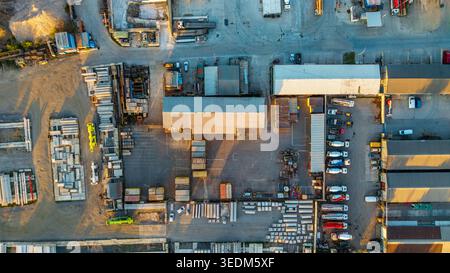 Vue aérienne des objets d'infrastructure Malesice avec entrepôts industriels, bétonnières et matériaux de construction à Hlavni mesto Praha, Hlavni m Banque D'Images