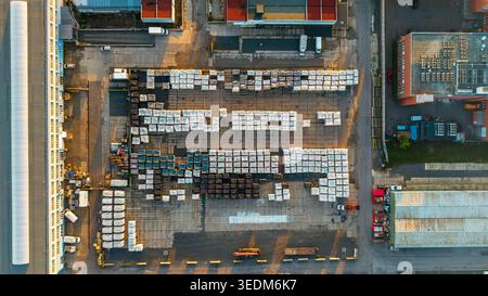 Vue aérienne des objets d'infrastructure Malesice avec des rangées de palettes empilées et des entrepôts industriels à Hlavni mesto Praha, Hlavni mesto Praha, Tchèque Banque D'Images