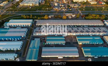 Vue aérienne des objets d'infrastructure Malesice avec des entrepôts industriels avec panneaux solaires et des installations logistiques à Hlavni mesto Praha, Hlavn Banque D'Images