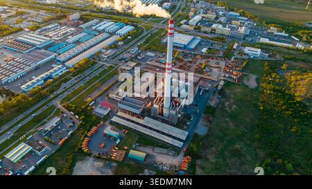 Vue aérienne des objets d'infrastructure Malesice avec une grande cheminée et des entrepôts industriels pendant l'heure d'or à Hlavni mesto Praha, Hlavni mesto PR Banque D'Images