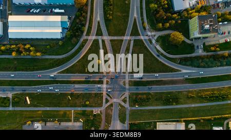 Vue aérienne des objets d'infrastructure de Malesice présentant une intersection routière complexe avec des voitures, des espaces verts et des bâtiments industriels à Hlavni m Banque D'Images