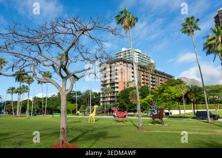 MIAMI, FL, États-Unis : sculptures animales modernes dans un parc public avec des bâtiments de Miami. Banque D'Images