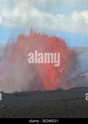 Kilauea (États-Unis d'Amérique). 05 mai 2026. Kilauea (États-Unis d'Amérique). 05 mai 2026. L'évent nord entre en éruption avec une fontaine de lave massive tirant sur le bord nord du cratère lors de l'épisode 46 au sommet de Kīlauea à l'intérieur du parc national des volcans d'Hawaï, le 5 mai 2026 près de Hilo, Hawaï. Des particules de téphras refroidies et de couleur foncée tombant de la fontaine de lave sont visibles, éclairées par la fontaine de lave incandescente le fond.crédit : Matthew Patrick/USGS/Alamy Live News Banque D'Images
