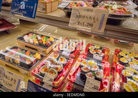 Une sélection de boîtes à bento avec des sushis et des rouleaux exposés à la vente à l'aire de restauration de Shinagawa Station. Minato City, Tokyo, Japon. Banque D'Images