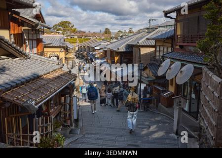 Les gens marchent le long de Ninenzaka, une rue pavée étroite à Higashiyama, le quartier historique le mieux préservé de Kyoto, au Japon. Banque D'Images