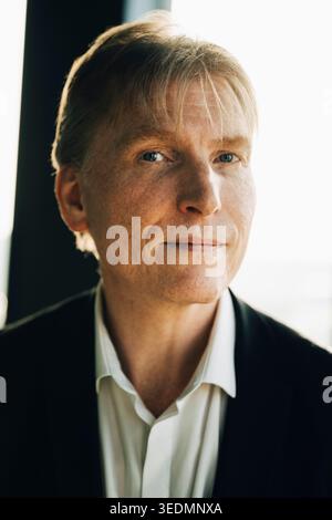 Portrait en gros plan d'un investisseur masculin confiant dans Blazer au bureau Banque D'Images