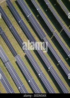 Vue drone, panneaux solaires dans une ferme solaire, Stone Arabia, Montgomery County, État de New York, États-Unis. Banque D'Images