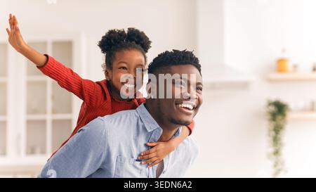 Père et fille Jouez ensemble dans l'espace intérieur tout en vous amusant et souriant Banque D'Images