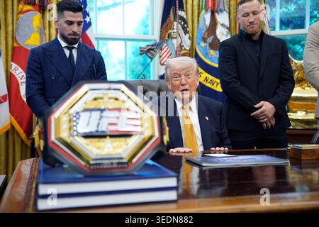 Le président AMÉRICAIN Donald Trump entouré d'un groupe de combattants de l'UFC prend la parole dans le bureau ovale de la Maison Blanche le 6 mai 2026, à Washington, DC. Photo de Yuri Gripas/ABACAPRESS.COM Banque D'Images