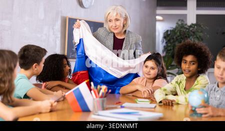 Les élèves écoutent une enseignante qui parle de la Russie Banque D'Images