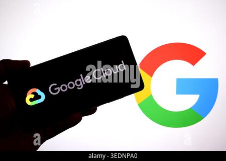 Dans cette illustration photo, un logo Google Cloud est affiché sur un smartphone avec un logo Google en arrière-plan. Banque D'Images