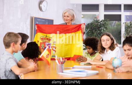 Les étudiants écoutent une enseignante qui parle de l'Espagne Banque D'Images