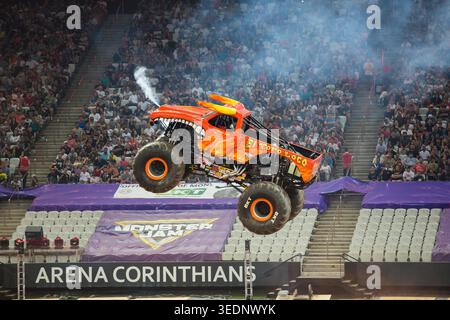 El Toro Loco saute en hauteur lors d'une manche de course. Monster Jam a eu lieu au Corinthians Stadium, à Sao Paulo, au Brésil. Banque D'Images