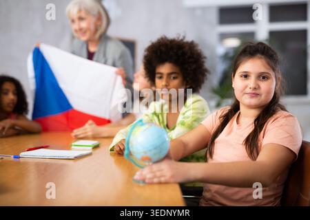 Les élèves écoutent une enseignante qui parle de tchèque Banque D'Images