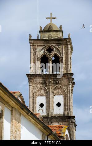 Clocher historique de l'église en pierre avec Croix Banque D'Images